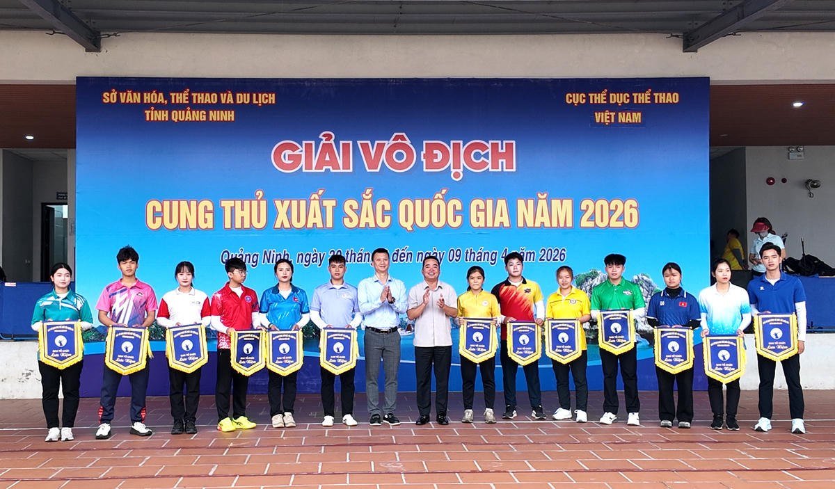 Ban Tổ chức&nbsp;tặng cờ lưu niệm cho các đoàn và trọng tài tham gia&nbsp;Giải Vô địch cung thủ xuất sắc quốc gia năm 2026