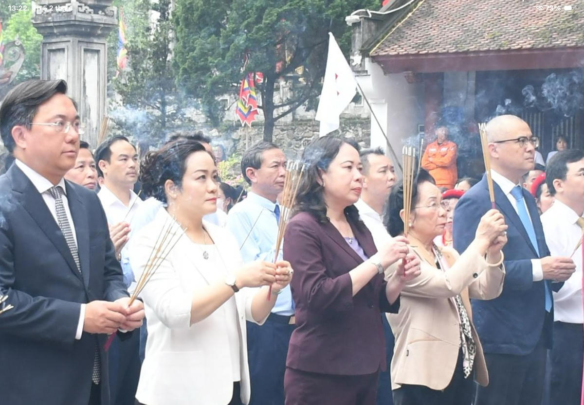 Phó Chủ tịch nước Võ Thị Ánh Xuân và các đại biểu dâng hương trước đền thờ Quốc Mẫu. Ảnh: TD.