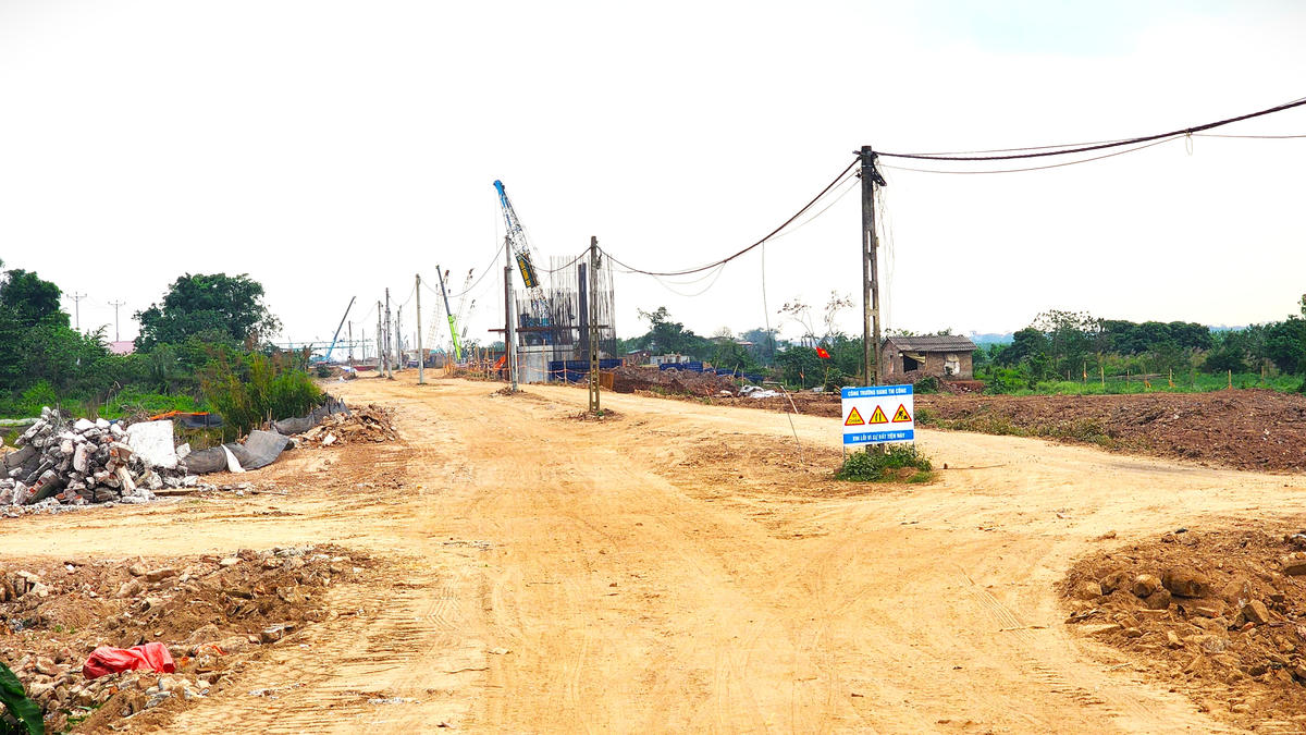 Công trường thi công Dự án đường Vành đai 4, đoạn qua địa bàn xã Mê Linh (TP Hà Nội).