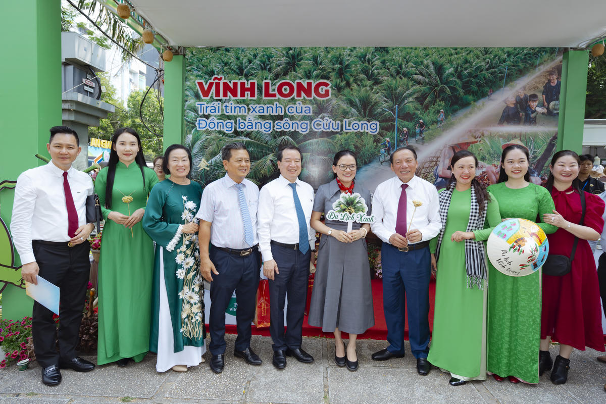 Lãnh đạo Bộ&nbsp;Bộ Văn hóa, Thể thao và Du lịch tham quan các gian hàng. Ảnh: M.P
