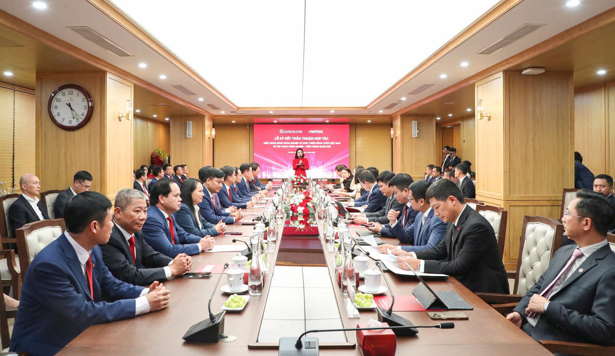 Đại diện lãnh đạo Viettel và lãnh đạo Agribank dự Lễ ký kết.