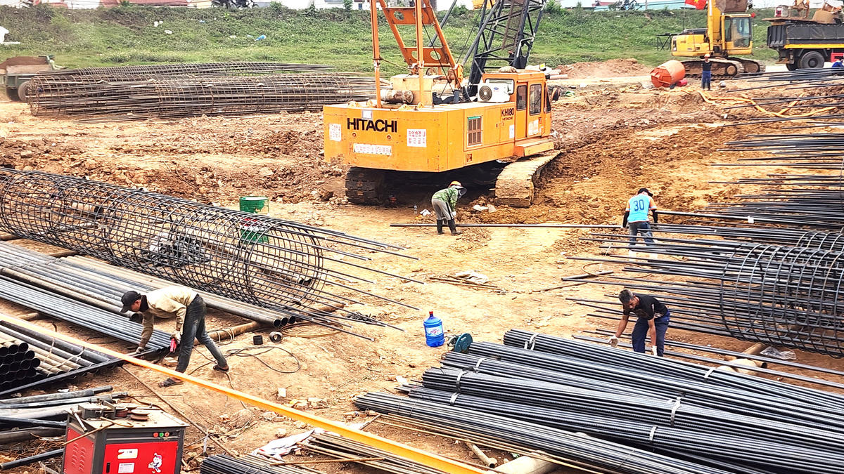 Tại vị trí thi công này có dấu hiệu không tuân thủ an toàn lao động, công nhân thi công không đầy đủ trang phục bảo hộ.

