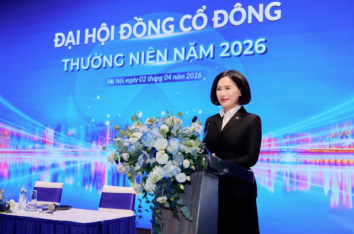 Chủ tịch Bùi Thị Thanh Hương chia sẻ với cổ đông tại Đại hội.