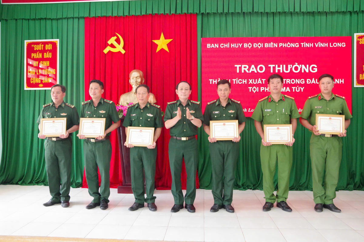 Khen thưởng tập thể, cá nhân xuất sắc phá vụ ma túy. (Ảnh: Trần Giỏi).