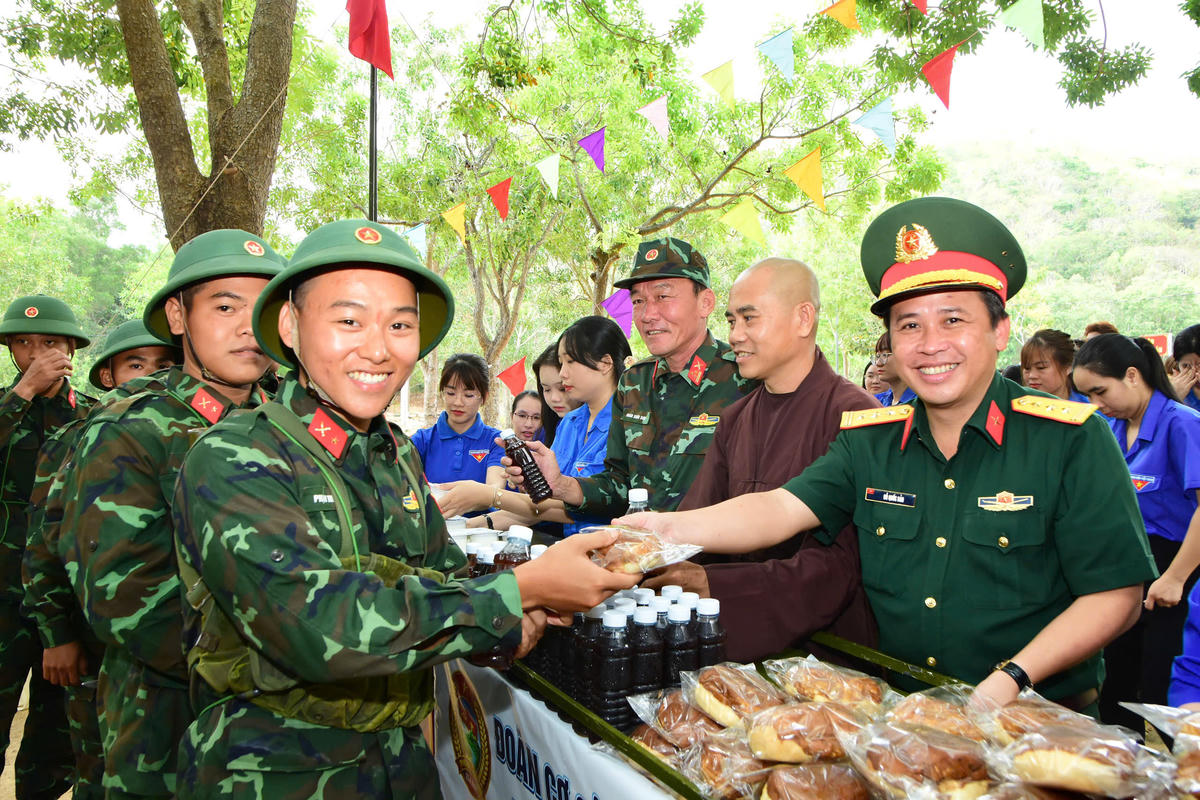Chương trình&nbsp;góp phần bồi đắp tình đoàn kết quân - dân, lan tỏa trách nhiệm, nhiệt huyết của tuổi trẻ trong xây dựng và bảo vệ Tổ quốc. Ảnh: Minh Phương.