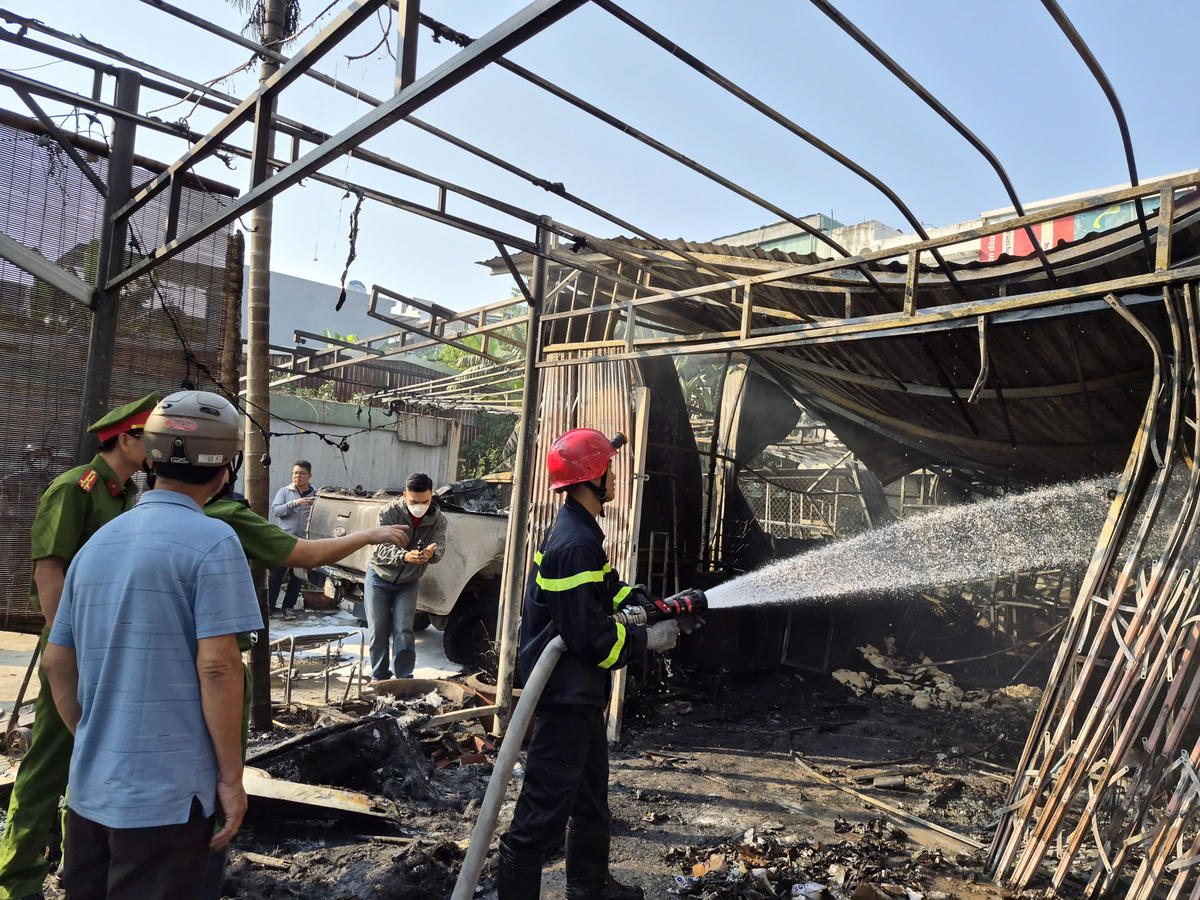 Lực lượng Cảnh sát PCCC khống chế ngọn lửa. Ảnh: Nguyễn Tú.