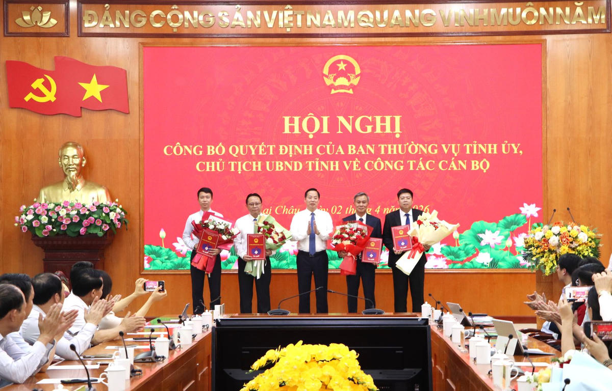 Phó Bí thư Tỉnh ủy, Chủ tịch UBND tỉnh Lai Châu Hà Quang Trung trao Quyết định cho các ông: Lò Văn Hương, Trần Quốc Khanh, Lê Tuấn Anh, Phạm Hồng Trường. Ảnh: Cổng TTĐT tỉnh Lai Châu.