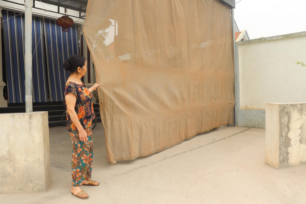 Gia đình ông Đỗ Văn Cát và bà Phạm Thị Vì bị ảnh hưởng bởi bụi và rung chấn từ các đoàn xe tải. Ảnh: Đình Minh