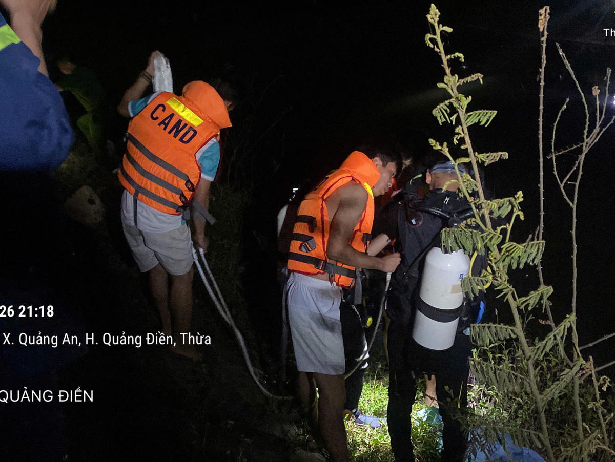 Sau nhiều giờ tìm kiếm, lực lượng chức năng đã tìm thấy thi thể của em N.. Ảnh: CACC