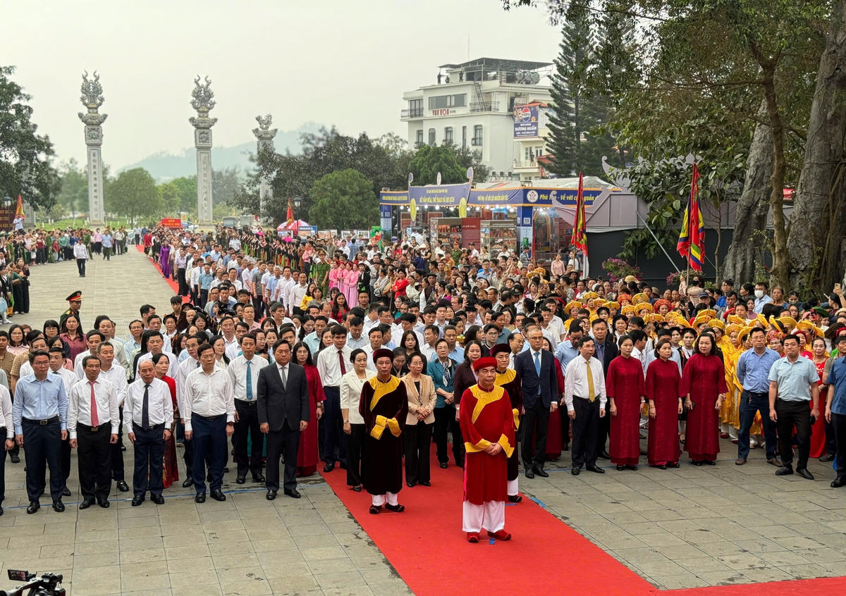 Đông đảo đại biểu, nhân dân và du khách thập phương dự lễ khai hội Tây Thiên. Ảnh: TD.