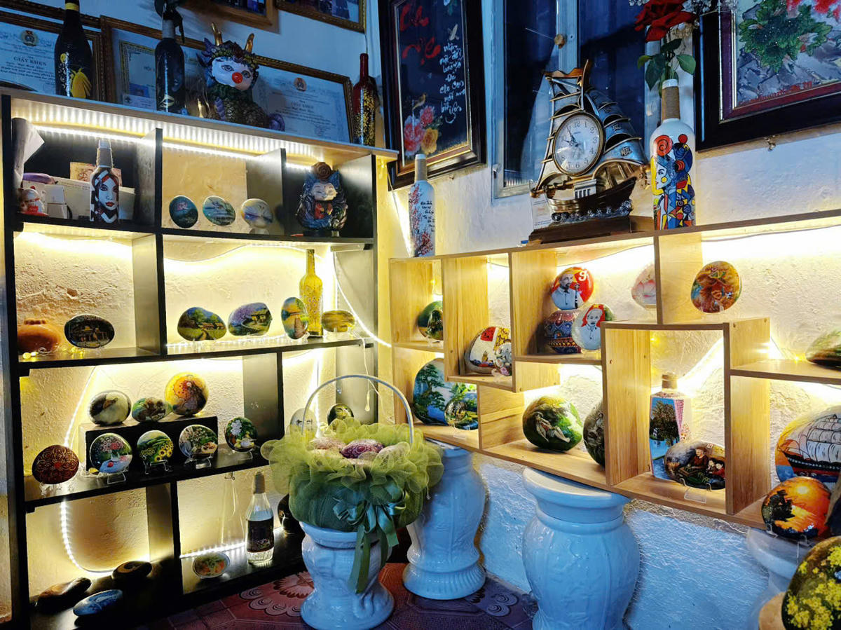 Không gian trưng bày các tác phẩm nghệ thuật do thầy Khôi thực hiện. 