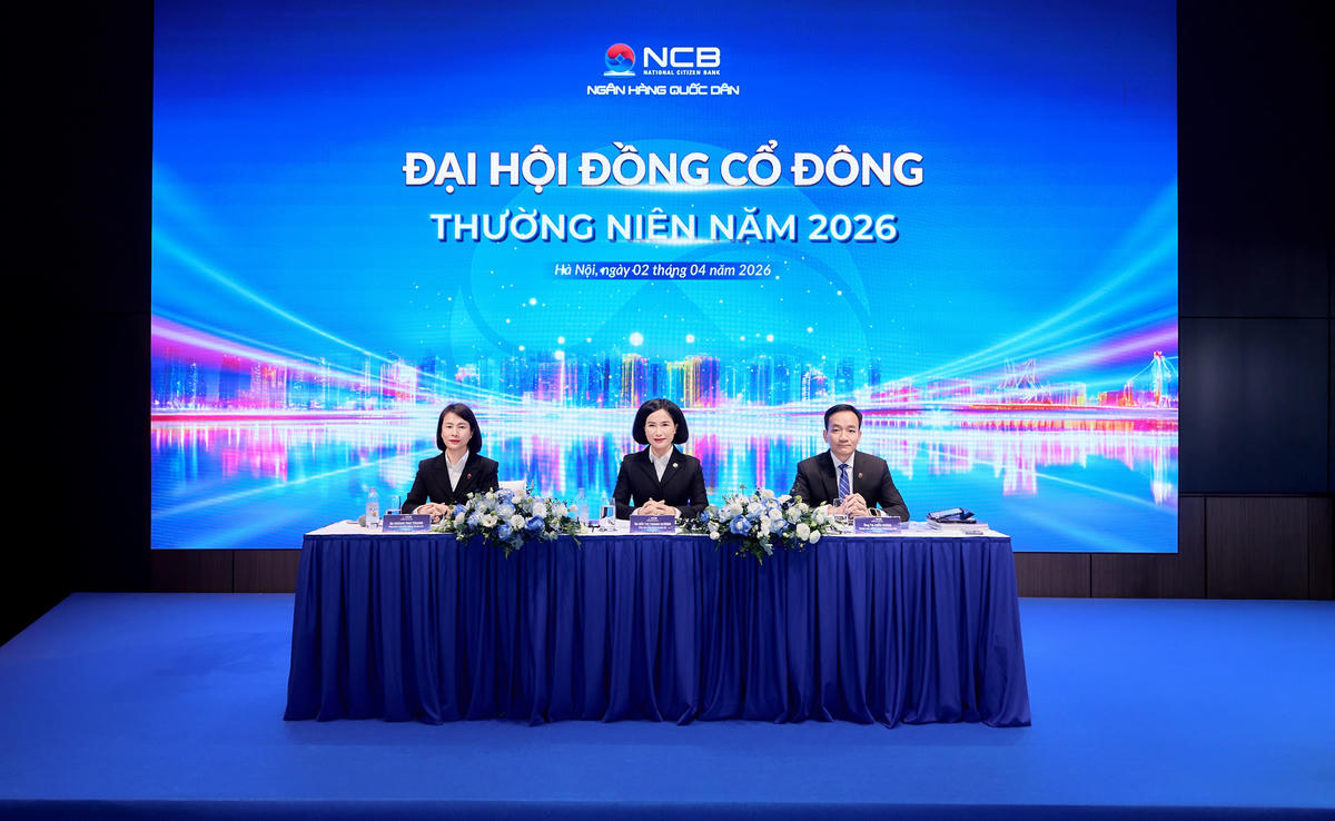 Đoàn chủ tọa trả lời cổ đông trong phiên thảo luận.