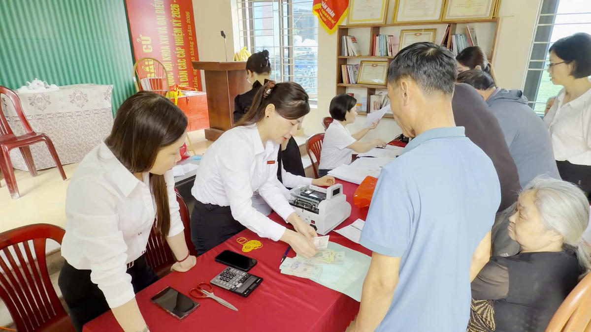 Người dân phường Phù Liễn, TP Hải Phòng nhận tiền bồi thường dự án đường nối Quốc lộ 5 – Quốc lộ 10 trong ngày 2/4. Ảnh:PL. 