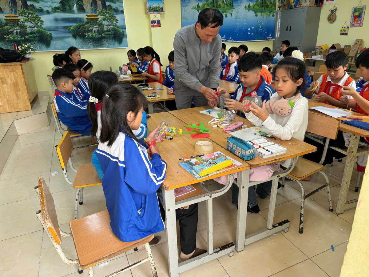 Một tiết dạy Mỹ thuật của thầy Khôi. Thầy cũng thường hướng dẫn học trò làm những sản phẩm mỹ thuật bằng vật liệu tái chế