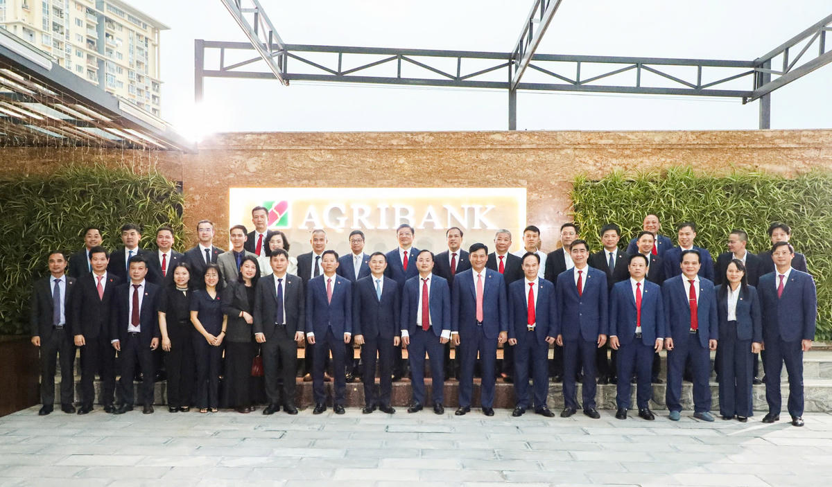 Đại diện lãnh đạo Agribank và Viettel chụp ảnh lưu niệm tại Lễ ký kết.