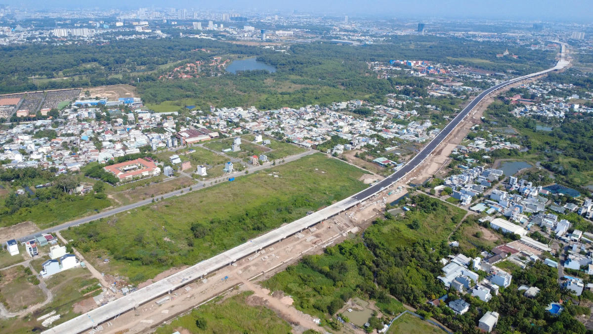 Lãnh đạo TP Hồ Chí Minh thời gian liên tục kiểm tra thực địa hiện trường, chỉ đạo đôn đốc các đơn vị thi công đẩy nhanh tiến độ để hoàn thành dự án. Trong bối cảnh một số khó khăn liên quan tới nhiên liệu, nguyên liệu, nhân công... khiến việc khép kín đường Vành đai 3 cuối tháng 6/2026 là một thách thức. Ảnh: Đ.Xá.