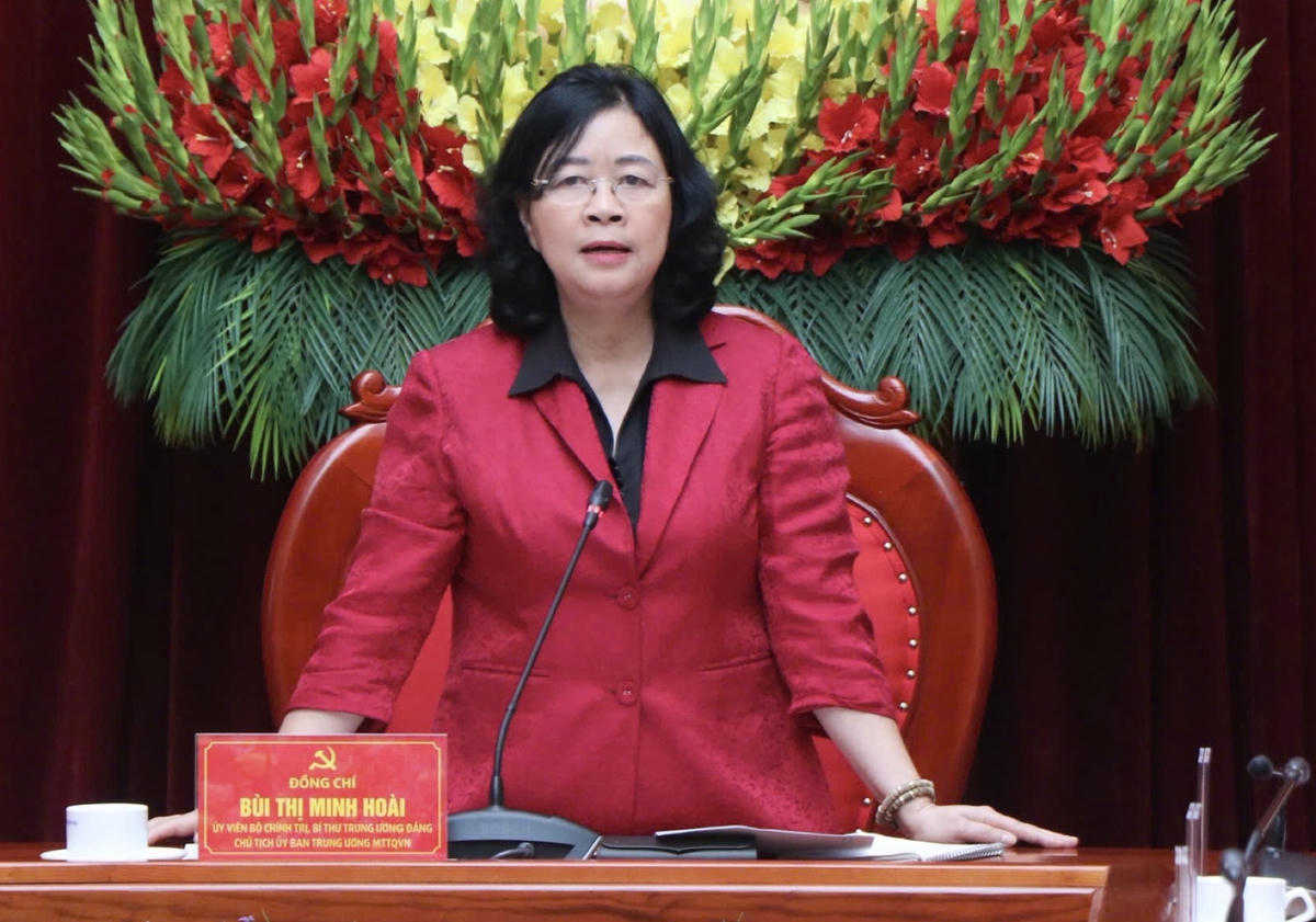 Bà Bùi Thị Minh Hoài - Ủy viên Bộ Chính trị, Bí thư Trung ương Đảng, Bí thư Đảng ủy MTTQ, các đoàn thể trung ương, Chủ tịch UBTƯ MTTQ Việt Nam, Trưởng Đoàn kiểm tra, giám sát phát biểu tại buổi làm việc.
