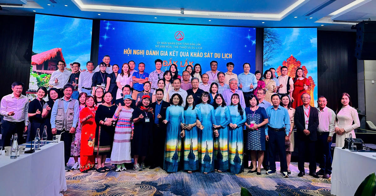 Các đại biểu chụp ảnh lưu niệm. Anh: Lê Biết.