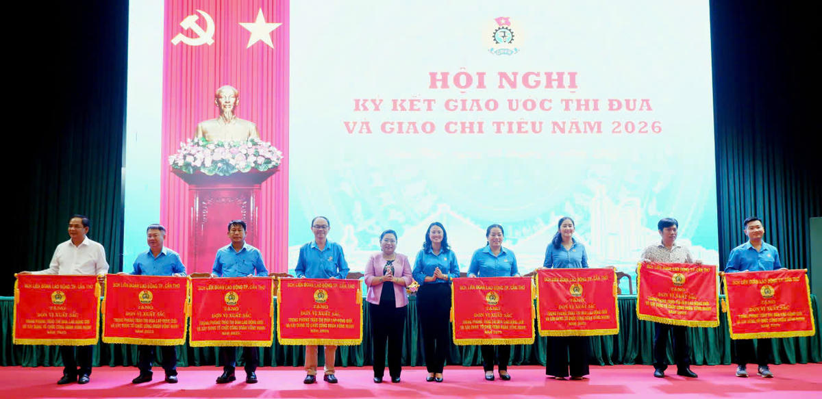 Chủ tịch Uỷ ban MTTQ Việt Nam TP Cần Thơ Hồ Thị Cẩm Đào và Chủ tịch Liên đoàn Lao động Thành phố Lê Thị Sương Mai trao cờ thi đua cho các tập thể có thành tích xuất sắc trong phòng trào thi đua năm 2025. Ảnh Tuệ Yên&nbsp;