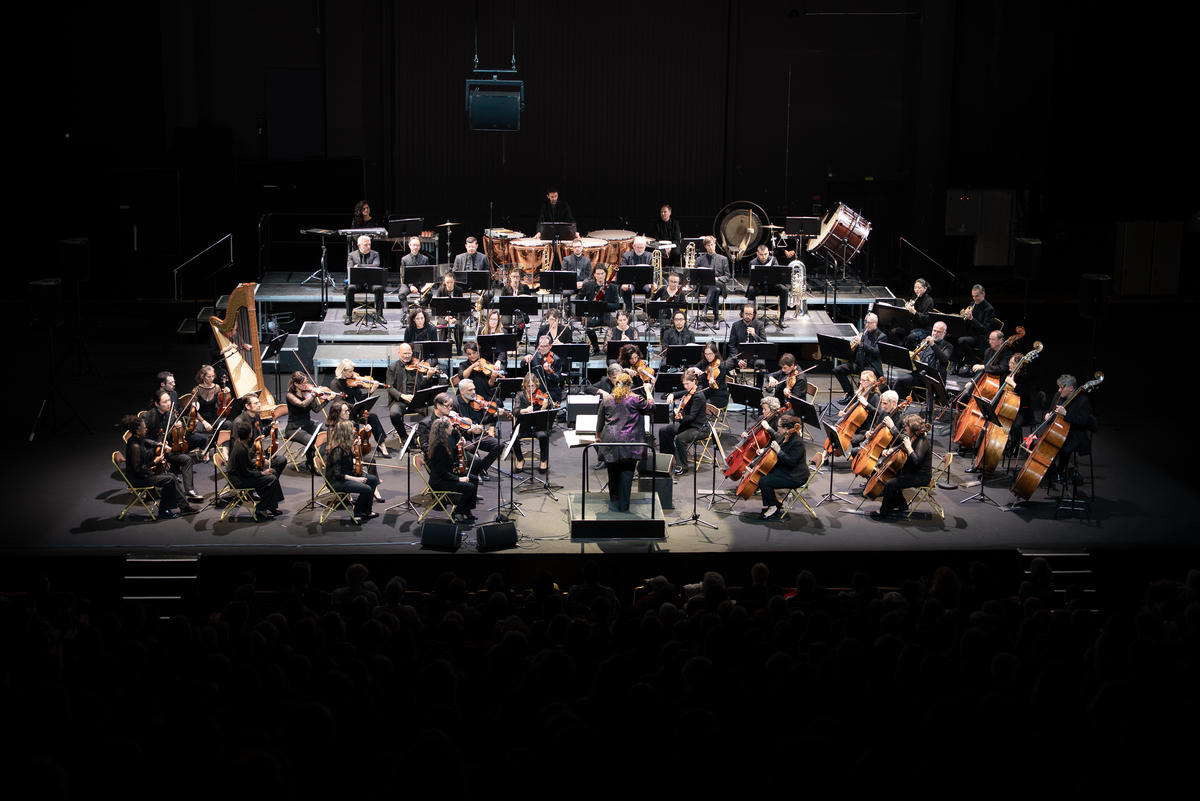 Nhạc trưởng Zahia Ziouani lưu diễn tại Hà Nội vào tối 11/4. Tại TP Hồ Chí Minh vào ngày 19/4. . 