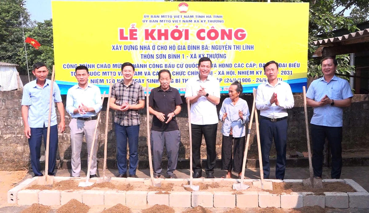 Chủ tịch Ủy ban MTTQ Việt Nam tỉnh Hà Tĩnh Nguyễn Thành Đồng dự lễ khởi công xây dựng nhà Đại đoàn kết tại xã Kỳ Thượng. Ảnh: GT.