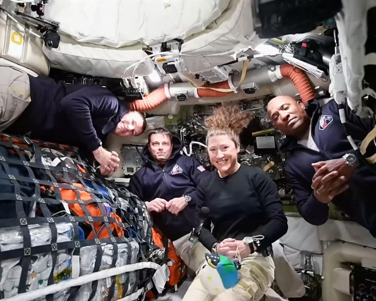 Góc nhìn về đường chân trời của Trái Đất từ tàu vũ trụ Orion của NASA khi con tàu đang bay trên quỹ đạo của hành tinh trong những giờ đầu tiên của chuyến bay thử nghiệm Artemis II.Nguồn: Nasa/UPI/Shutterstock.