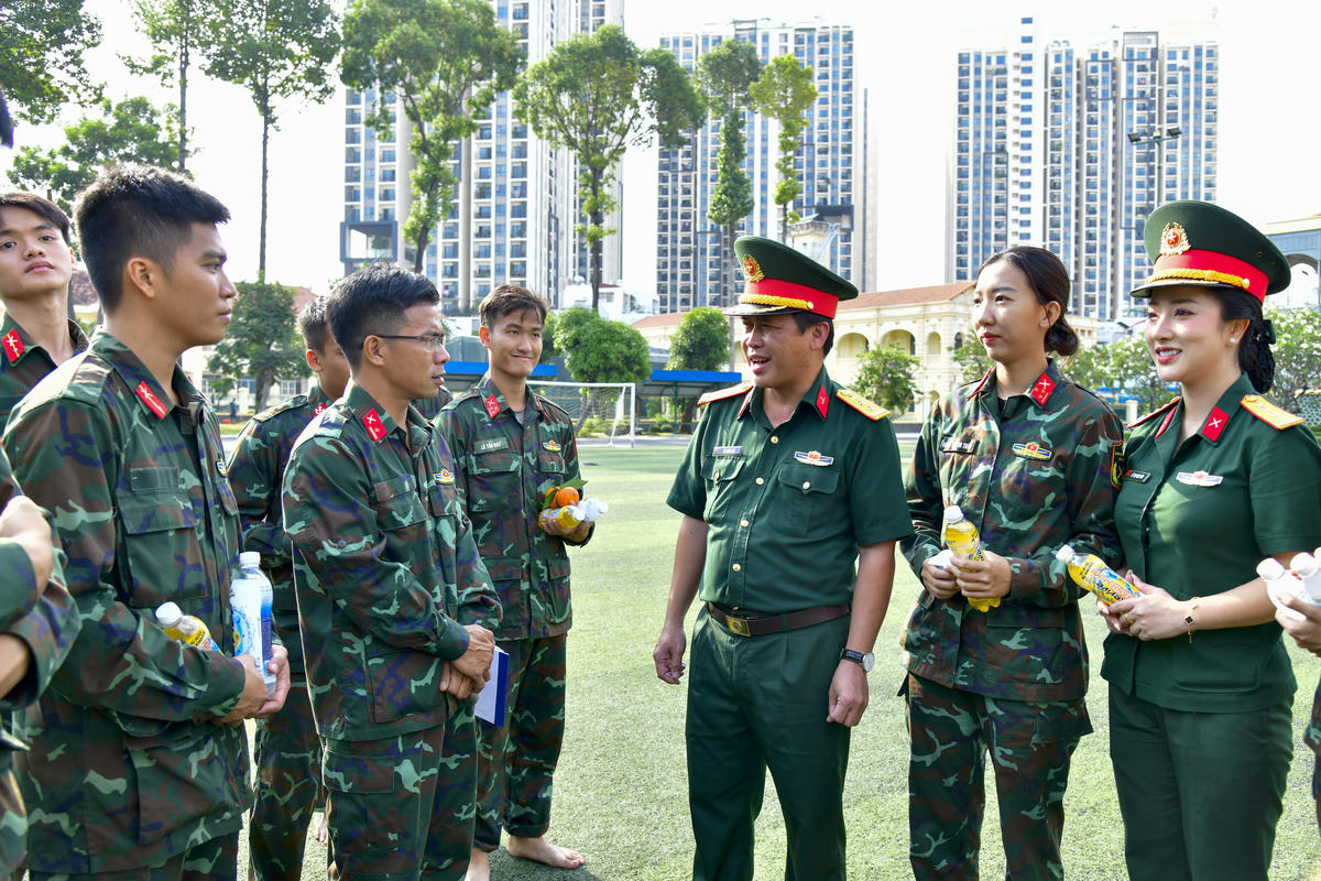 Thượng tá Đỗ Quốc Bảo cùng các hội viên Hội Phụ nữ Bộ Tư lệnh Thành phố gửi tặng quà, động viên cho cán bộ, chiến sĩ đội tuyển võ thuật. Ảnh: Hữu Tân.