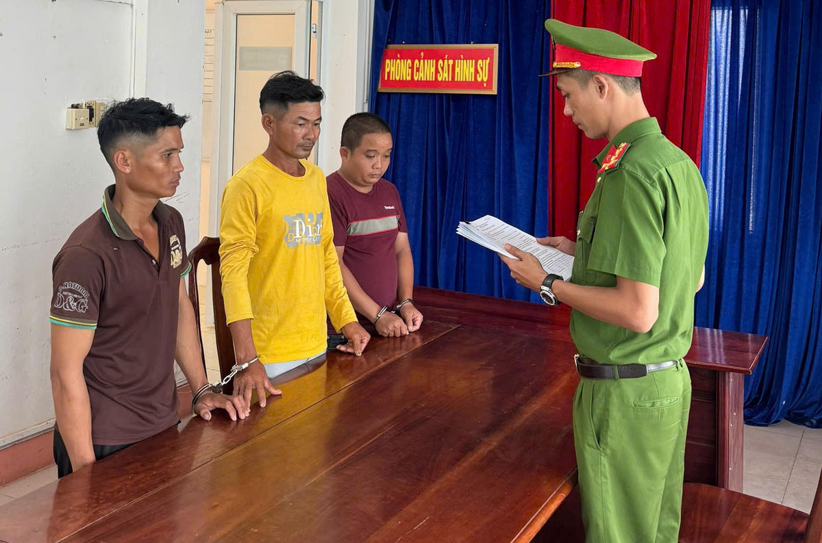 Công an TP Đà Nẵng đọc quyết định khởi tố 3 đối tượng. Ảnh: CV.