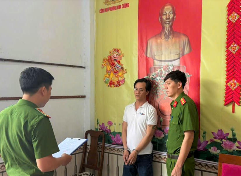 Công an TP Đà Nẵng đọc quyết định bắt đối tượng Nguyễn Ngọc Huy. Ảnh: CV.