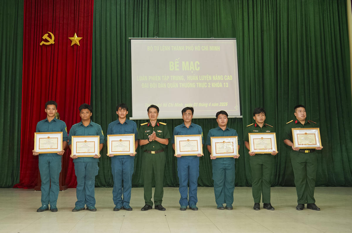 Quang cảnh lễ khen thưởng. Ảnh: Nguyên Phú.