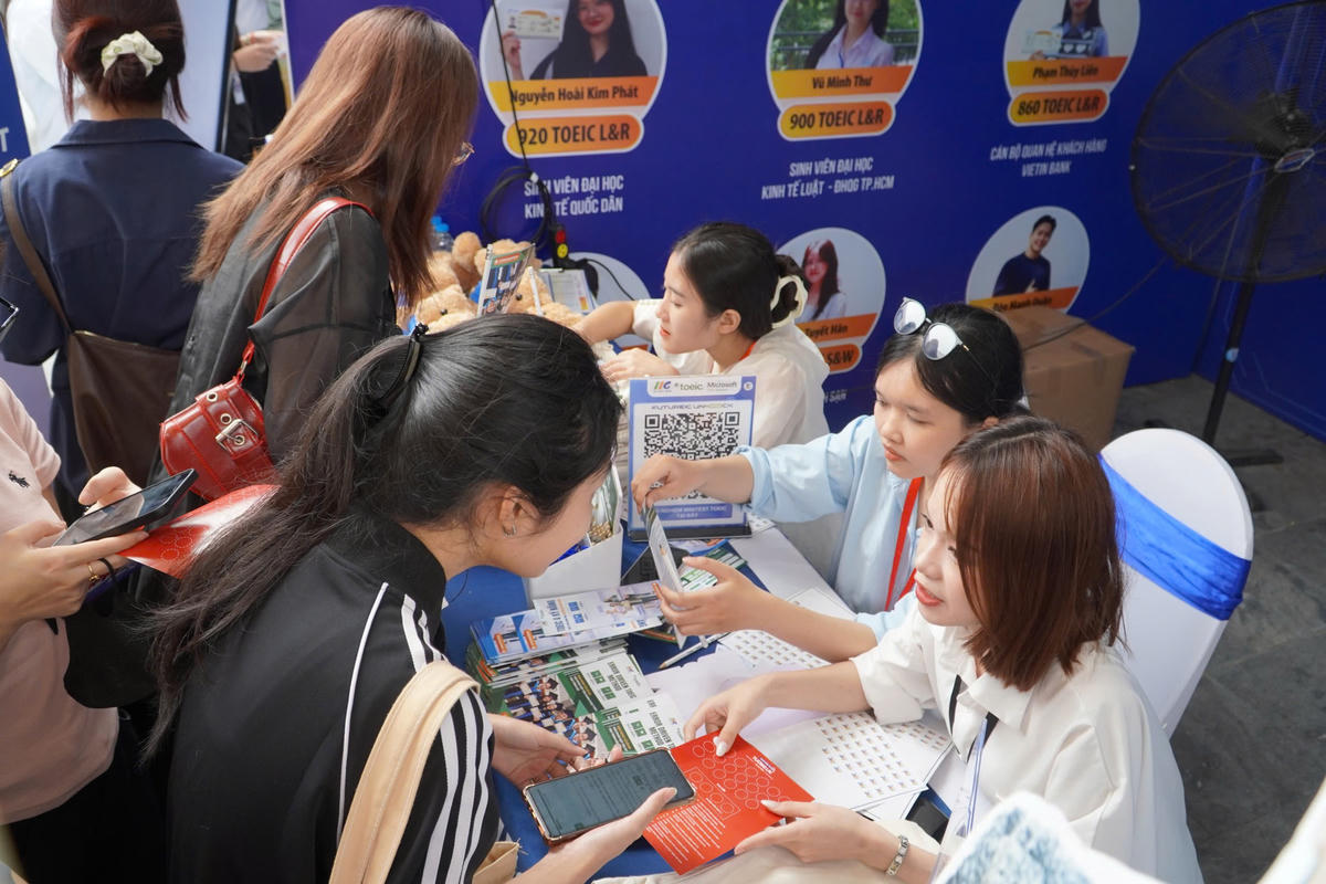 Sinh viên tìm hiểu thông tin tuyển dụng tại Ngày hội việc làm.