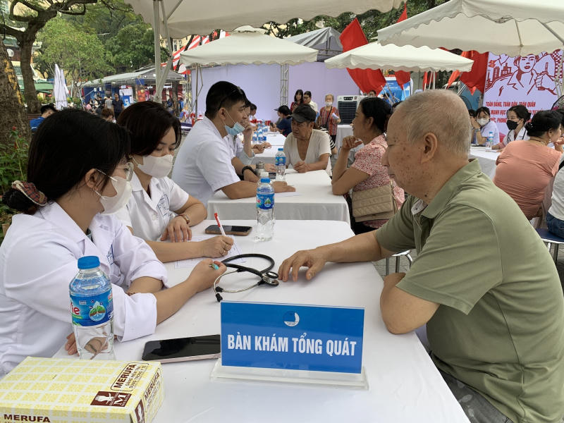 Người dân Hà Nội khám sức khỏe miễn phí. Ảnh: PV