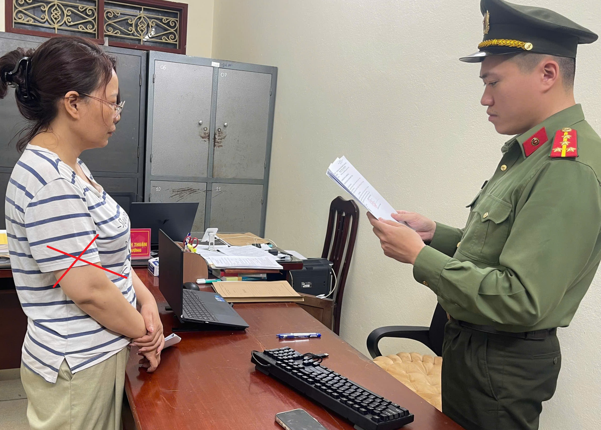 Cao Thị Hạnh nghe Công an đọc lệnh khởi tố, bắt tạm giam. Ảnh: CANB