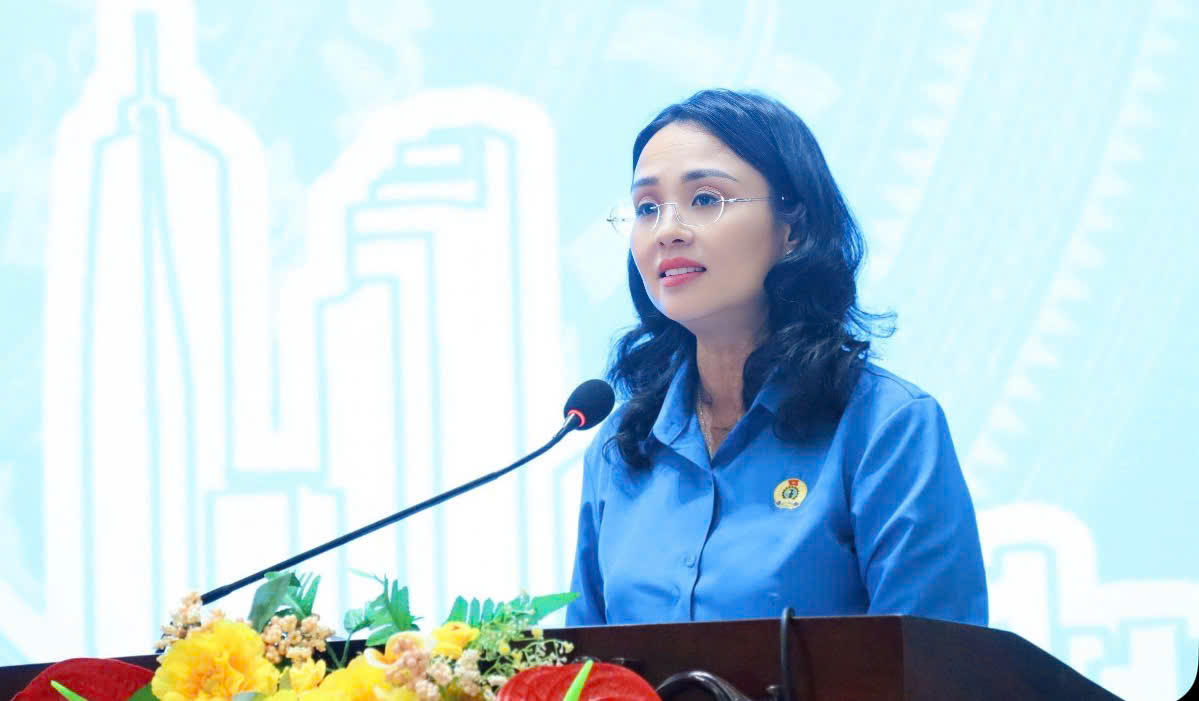 Phó Chủ tịch Uỷ ban MTTQ Việt Nam TP Cần Thơ, Chủ tịch Liên đoàn Lao động Thành phố Lê Thị Sương Mai phát biểu tại hội nghị. Ảnh Tuệ Yên&nbsp;