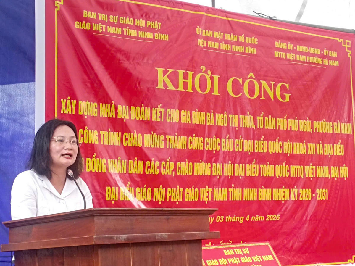 Phó Chủ tịch Ủy ban MTTQ tỉnh Trần Thị Ngân phát biểu tại lễ khởi công. Ảnh: Đình Minh