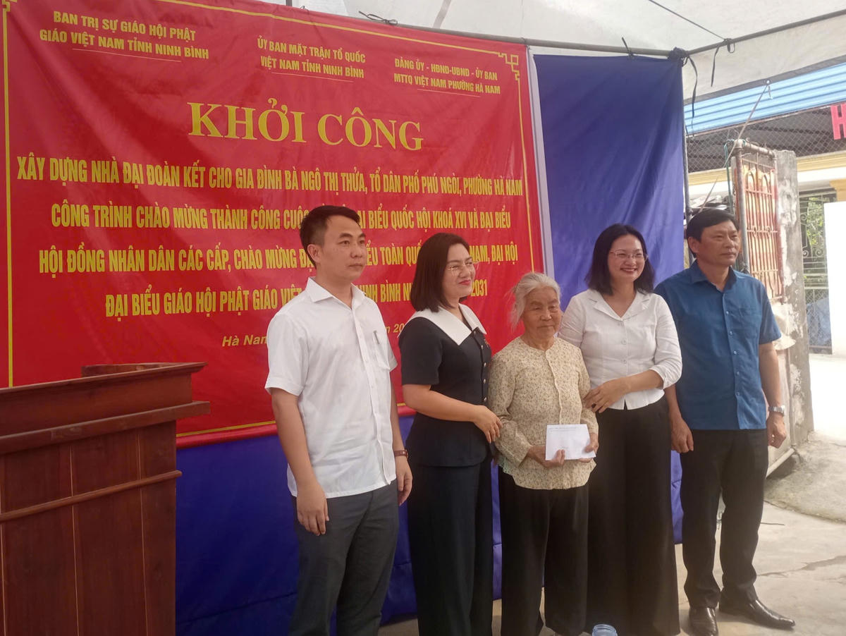 Các đại biểu trao nguồn kinh phí hỗ trợ xây nhà Đại đoàn kết cho gia đình bà Thửa. Ảnh: Đình Minh