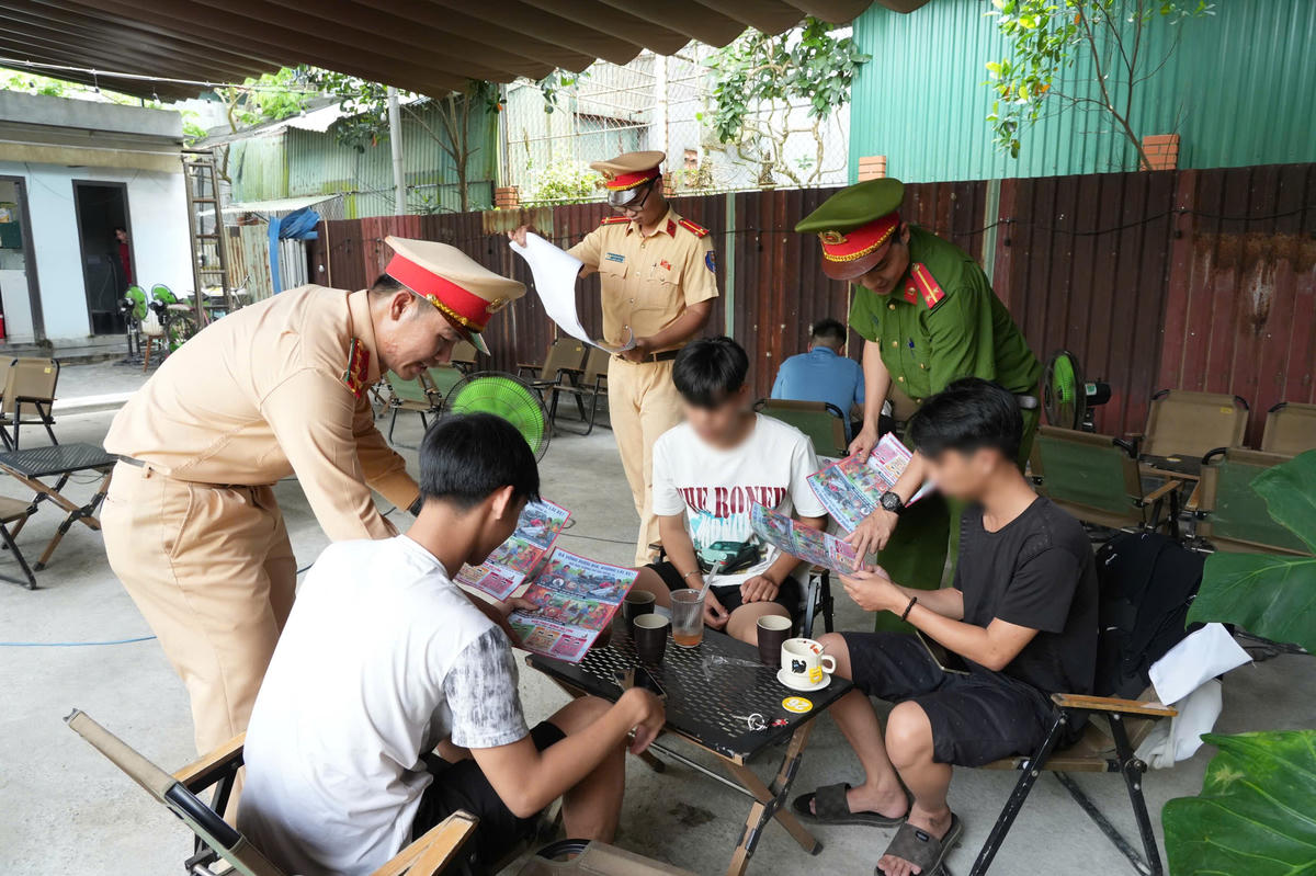 Lực lượng CSGT tuyên truyền, nhắc nhở thanh thiếu niên về chấp hành pháp luật khi tham gia giao thông. Ảnh: CACC.