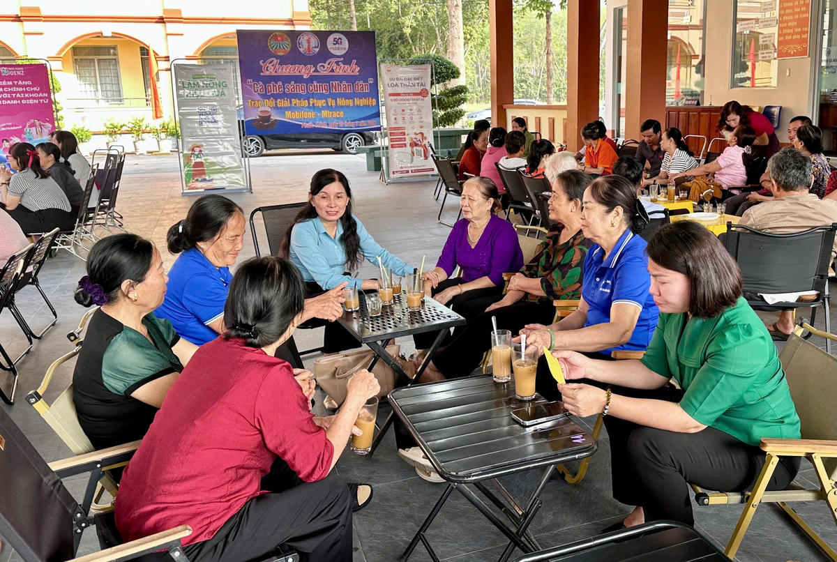 Lãnh đạo và nhân dân xã Phước Thành (TP Hồ Chí Minh) tham gia chương trình "Cà phê sáng". Ảnh: Trương Thị Thêm.