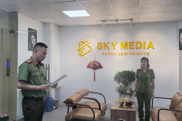 Cơ quan An ninh điều tra Công an Thành phố tiến hành khám xét Công ty Sky Media. Ảnh CAHN