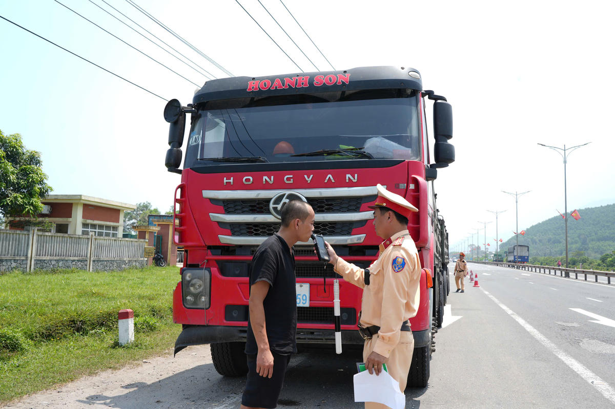 CSGT kiểm tra vi phạm nồng độ cồn. Ảnh: HN.