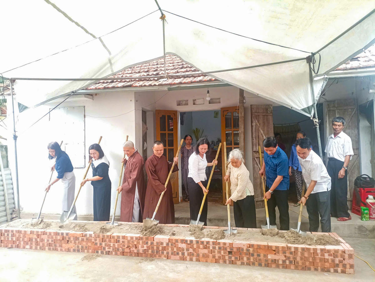 Các đại biểu thực hiện nghi thức khởi công xây nhà Đại đoàn kết cho bà Thửa. Ảnh: Đình Minh