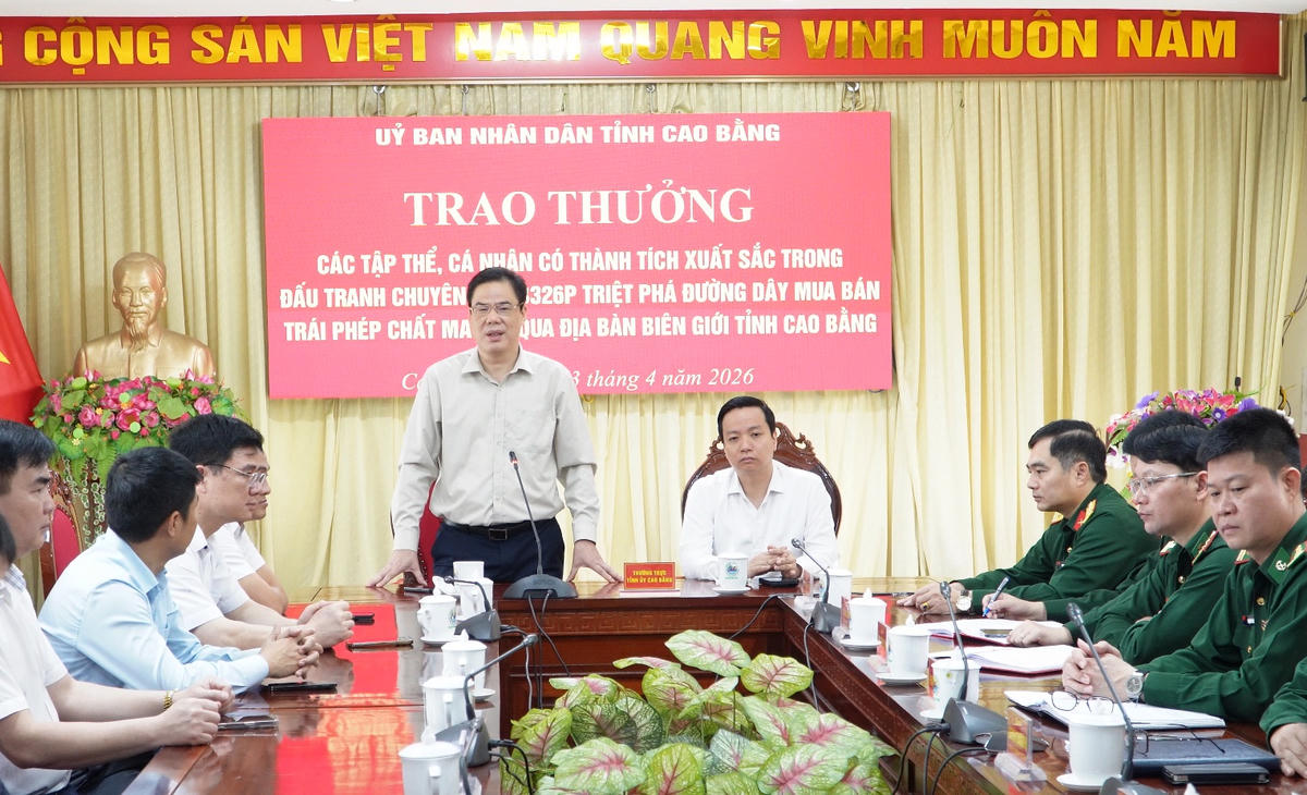 Ông Vũ Hồng Quang - Phó Bí thư Tỉnh ủy, Chủ tịch Ủy ban MTTQ Việt Nam tỉnh và ông Lê Hải Hòa - Chủ tịch UBND tỉnh Cao Bằng dự buổi trao thưởng.