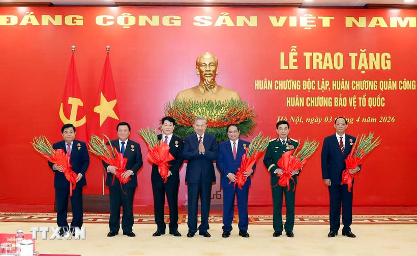 Tổng Bí thư Tô Lâm trao tặng Huân chương Độc lập hạng Nhất cho đồng chí Phạm Minh Chính, Ủy viên Bộ Chính trị khóa XIII, Thủ tướng Chính phủ và Huân chương Quân công hạng Nhất cho các đồng chí: Đại tướng Lương Cường, Ủy viên Bộ Chính trị khóa XIII, Chủ tịch nước; Đại tướng Phan Văn Giang, Ủy viên Bộ Chính trị, Phó Bí thư Quân ủy Trung ương, Bộ trưởng Bộ Quốc phòng; Nguyễn Xuân Thắng, Ủy viên Bộ Chính trị khóa XIII, nguyên Giám đốc Học viện Chính trị quốc gia Hồ Chí Minh, Chủ tịch Hội đồng Lý luận Trung ương; Thượng tướng Trần Quang Phương, Ủy viên Trung ương Đảng khóa XIII, Phó Chủ tịch Quốc hội; Nguyễn Chí Dũng, Ủy viên Trung ương Đảng khóa XIII, Phó Thủ tướng Chính phủ. (Ảnh: Thống Nhất/TTXVN).