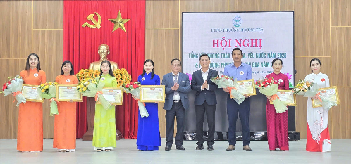 Lãnh đạo phường Hương Trà khen thưởng các cá nhân, tập thể có thành tích xuất sắc. Ảnh: CV.