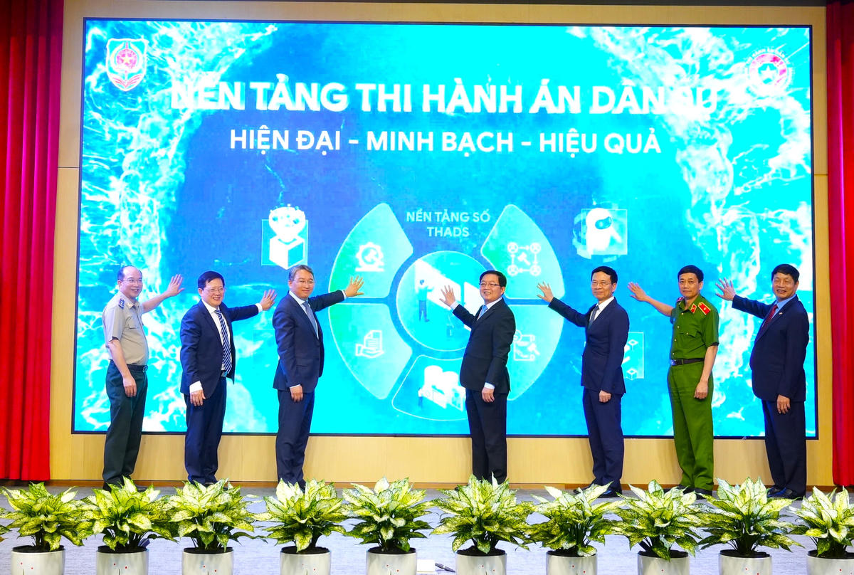 Phó Thủ tướng Chính phủ Hồ Quốc Dũng cùng các đại biểu tham dự Hội nghị nhấn nút khai trương nền tảng số Thi hành án dân sự.