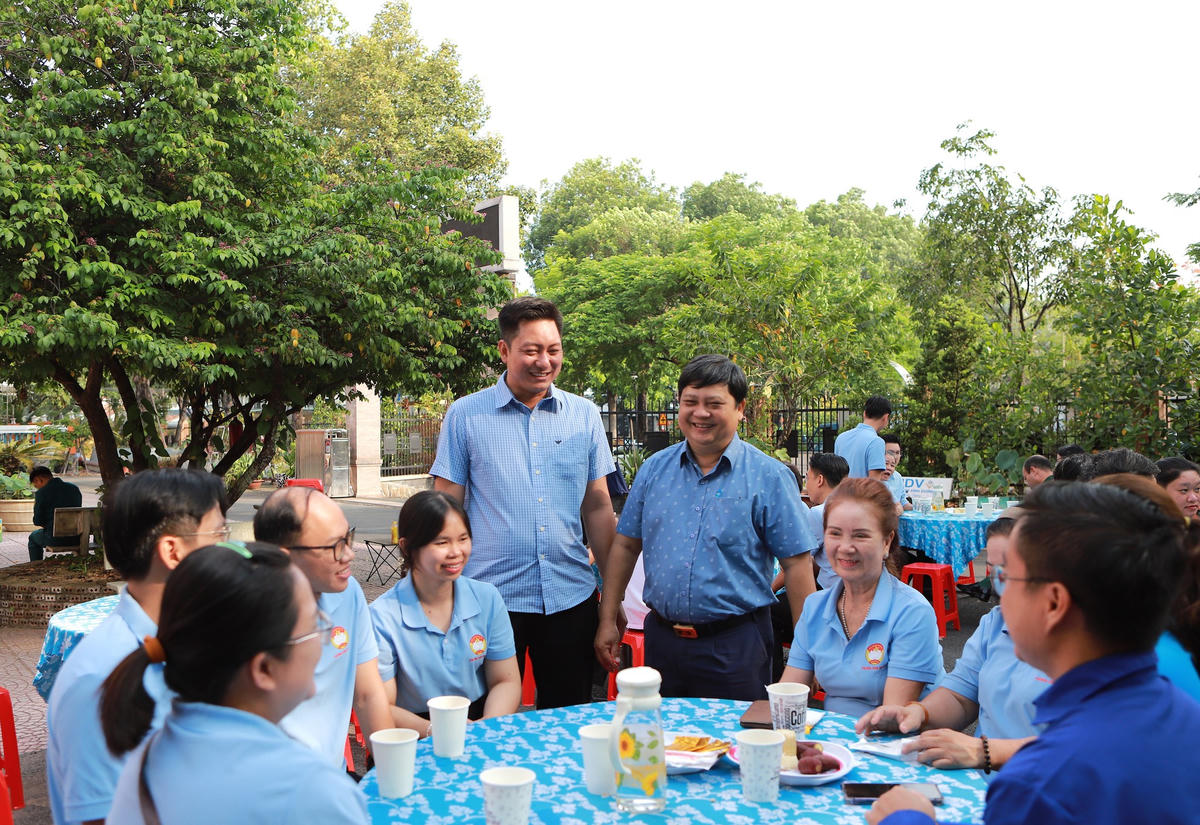 Quang cảnh chương trình "Cà phê sáng" cùng cán bộ Mặt trận của phường Bình Dương, sáng 3/4. Ảnh: TL.