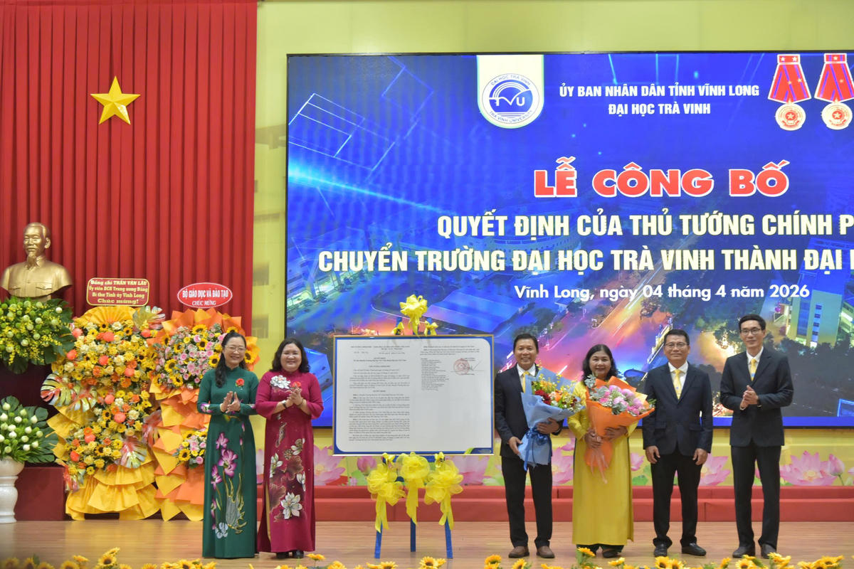 Lãnh đạo Bộ Giáo dục và Đào tạo, lãnh đạo Tỉnh ủy Vĩnh Long thừa ủy quyền của Thủ tướng Chính phủ trao quyết định chuyển Trường Đại học Trà Vinh thành Đại học Trà Vinh. Ảnh: TVU&nbsp;