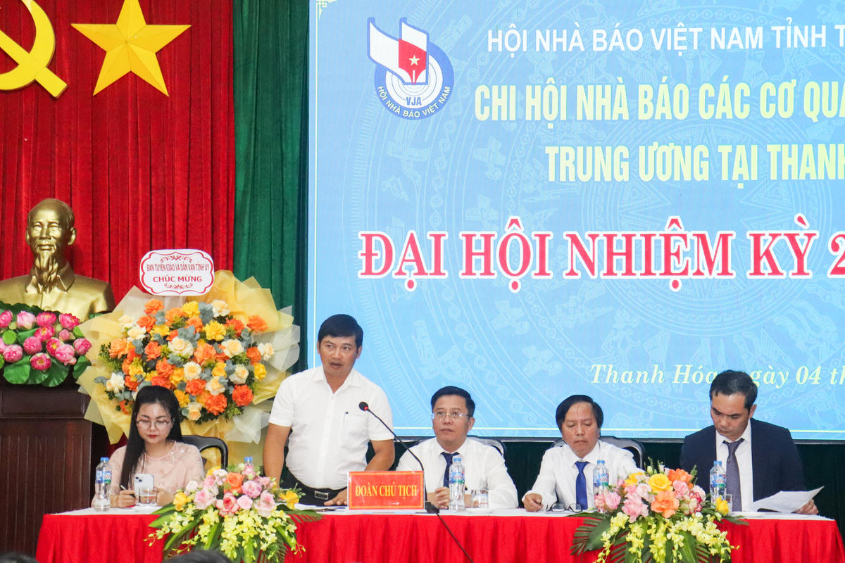 Đoàn Chủ tịch điều hành đại hội. Ảnh: Đình Minh.