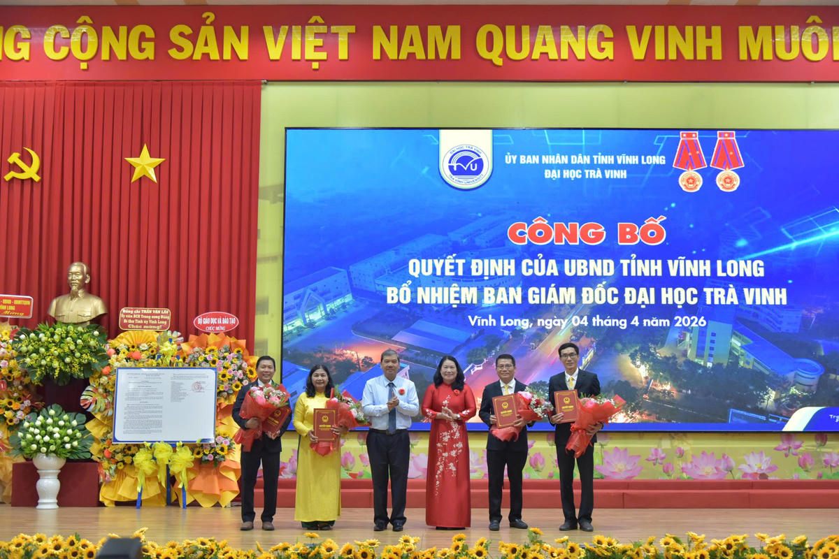Lãnh đạo tỉnh Vĩnh Long tặng hoa chúc mừng Ban Giám đốc Đại học Trà Vinh. Ảnh: TVU