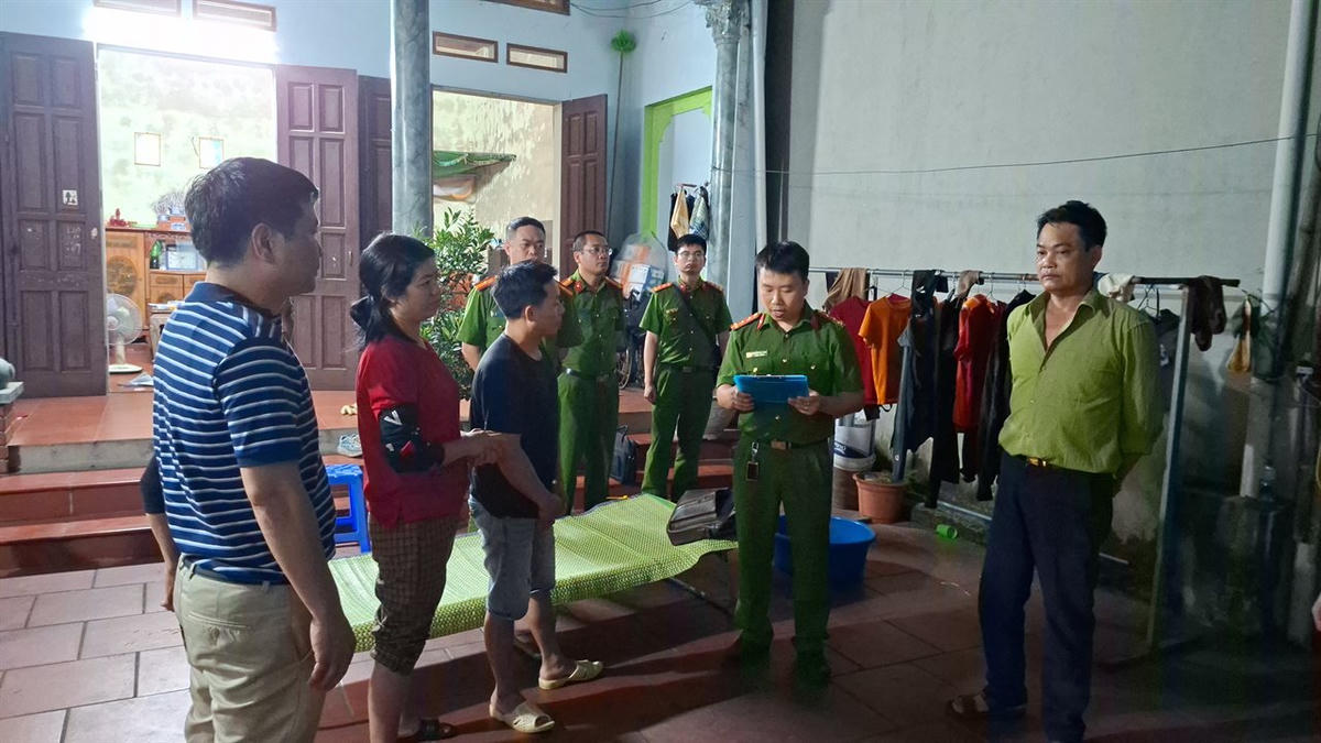 Trước đó, ngày 29/3/2026, nhận được tin báo tố giác tội phạm của quần chúng nhân dân về việc một cơ sở sản xuất giá đỗ có sử dụng chất độc hại để sản xuất giá đỗ Công an tỉnh Lào Cai đã tiến hành xác minh, điều tra, khám xét khẩn cấp nơi sản xuất giá đỗ của Hòa. Ảnh: Thiên Bình.